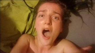 Снял крупным планом лицо подружки, когда она стонет от бурного оргазма