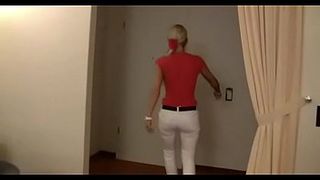 Мачеха отсосала приемному сыну и дала трахнуть кулаком ее пизду