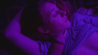 Сводный брат трахнул спящую сестру и кончил ей на лицо