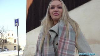 Сисястая женщина взяла в рот у незнакомца и трахнулась с ним в бритую киску