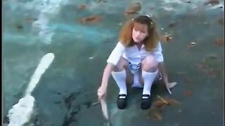 Два негра в бассейне дали миниатюрной девке на рот и поимели её в попу и вагину