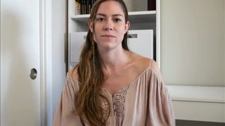 Мужик дал милой тёлке пососать большой хуй и раком на столе присунул ей в вагину