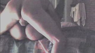 Домашнее порево семейной парочки с грубым трахом супруги в попу на кровати